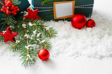 Güzel Noel dekor, hediyeler ve kar üzerinde köknar dalları