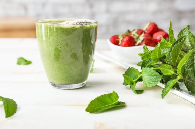 Masada sağlıklı smoothie, nane ve çilek Cam