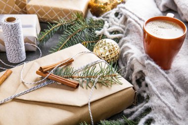 Masada kahve fincan ile güzel Noel hediye kutusu