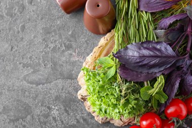 Grunge arka planda domates ile farklı taze otlar