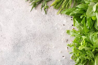 Hafif masada baharatlar ile farklı taze otlar