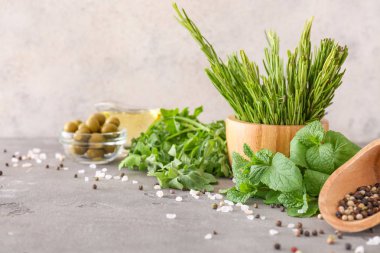 Gri masada baharatlar ile farklı taze otlar