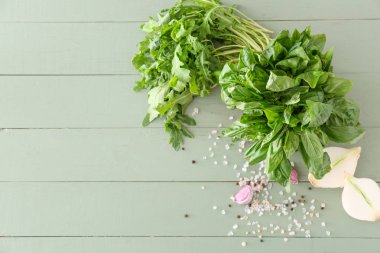 Ahşap masada sebze ve baharatlar ile farklı taze otlar