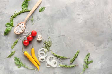 Grunge arka planda sebze ve baharatlar ile taze otlar