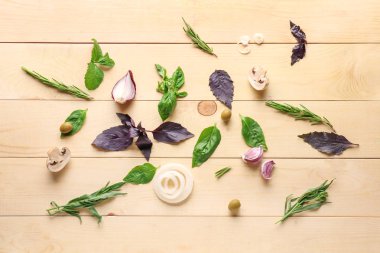 Ahşap arka plan üzerinde sebze ile taze otlar