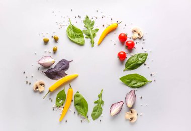 Çerçeve beyaz arka plan üzerinde taze otlar, sebze ve baharatlar yapılmış