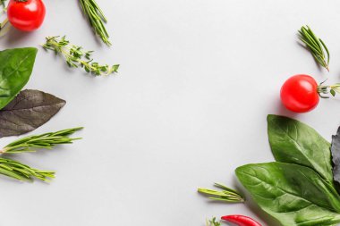 Beyaz arka planda domates ile taze otlar