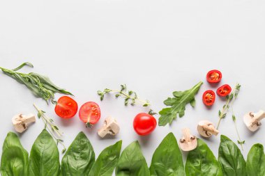 Beyaz arka planda domates ve mantar ile taze otlar