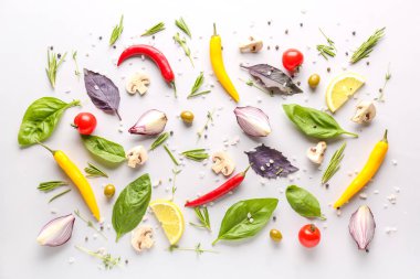 Beyaz arka planda sebze ve baharatlar ile taze otlar