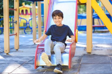 Parkta slayt sevimli küçük çocuk