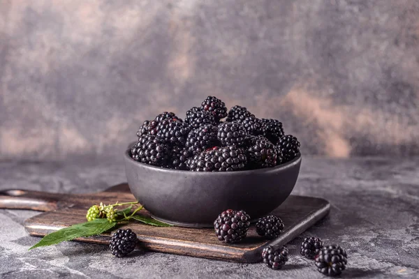 Bowl with tasty blackberries on grunge background — Stock Photo, Image