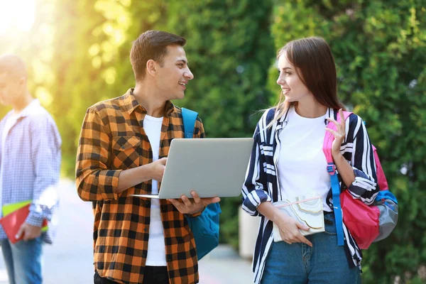 Giovani studenti con computer portatile all'aperto — Foto Stock