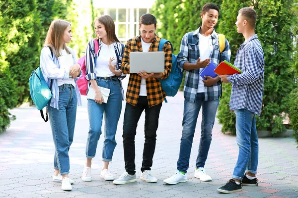 Portrét mladých studentů venku — Stock fotografie