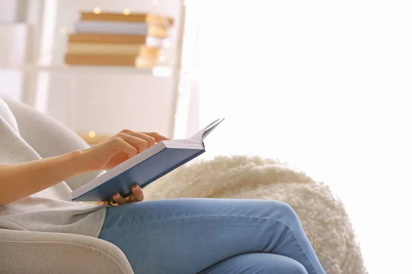 Mujer leyendo libro en casa — Foto de Stock