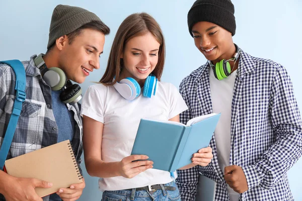 Retrato de jóvenes estudiantes sobre fondo de color — Foto de Stock