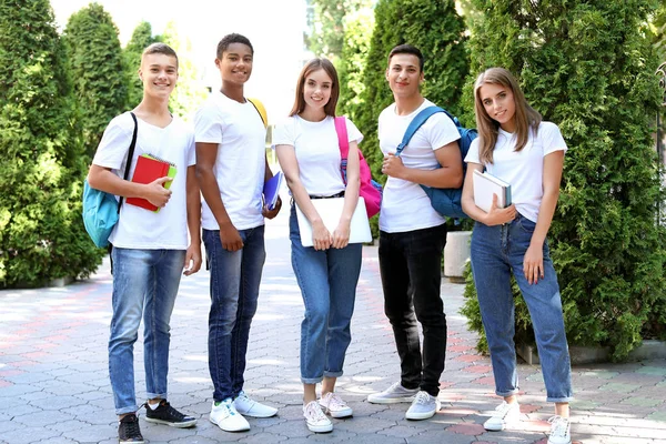 Retrato de jovens estudantes ao ar livre — Fotografia de Stock
