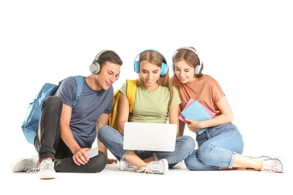 Retrato de jovens estudantes com laptop sobre fundo branco — Fotografia de Stock