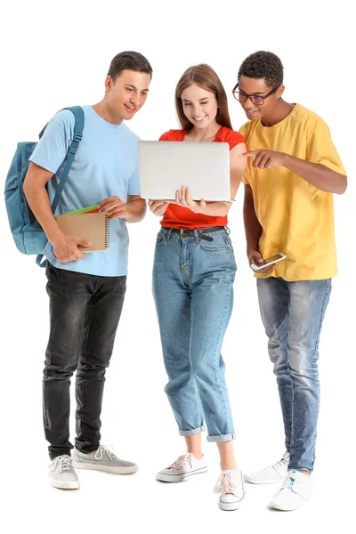 Portret van jonge studenten met laptop op witte achtergrond — Stockfoto