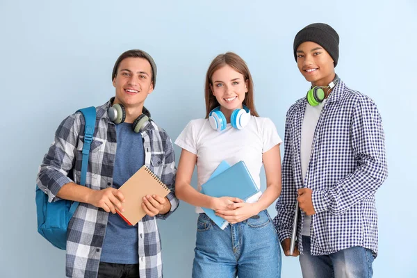 Портрет молодих студентів на кольоровому фоні — стокове фото