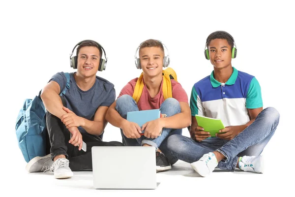 Portret van jonge studenten met laptop op witte achtergrond — Stockfoto