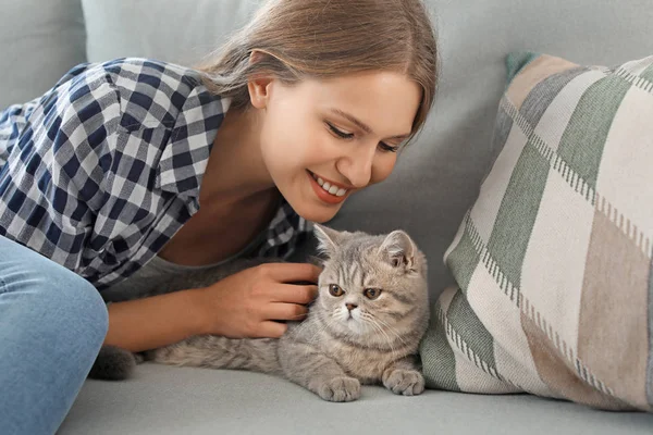 Belle jeune femme avec chat mignon à la maison — Photo