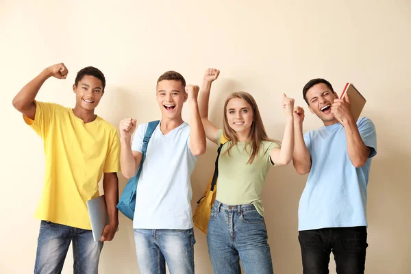 Retrato de jovens estudantes felizes em fundo claro — Fotografia de Stock