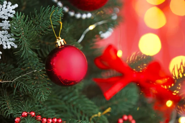 Όμορφο χριστουγεννιάτικο δέντρο με αποεστιασμένα φώτα, κοντινό πλάνο — Φωτογραφία Αρχείου
