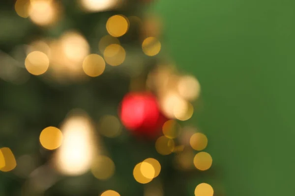Homályos kilátás gyönyörű karácsonyfa a színes háttér, Vértes — Stock Fotó