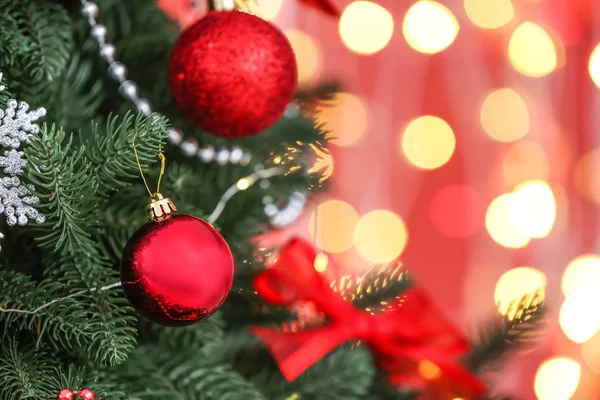 Bellissimo albero di Natale contro le luci sfocate, primo piano — Foto Stock