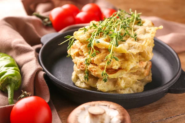 Frigideira com waffles de squash saborosos na mesa — Fotografia de Stock