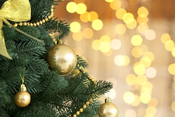 Schöner Weihnachtsbaum gegen defokussierte Lichter, Nahaufnahme — Stockfoto