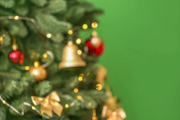 Vista offuscata di bellissimo albero di Natale su sfondo a colori, primo piano — Foto Stock