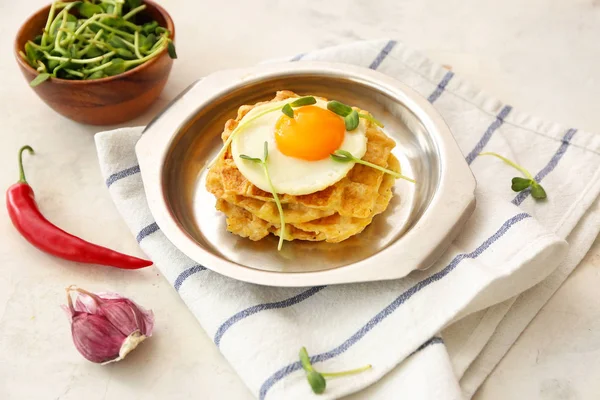 Piatto con gustose cialde di zucca e uovo fritto su sfondo chiaro — Foto Stock