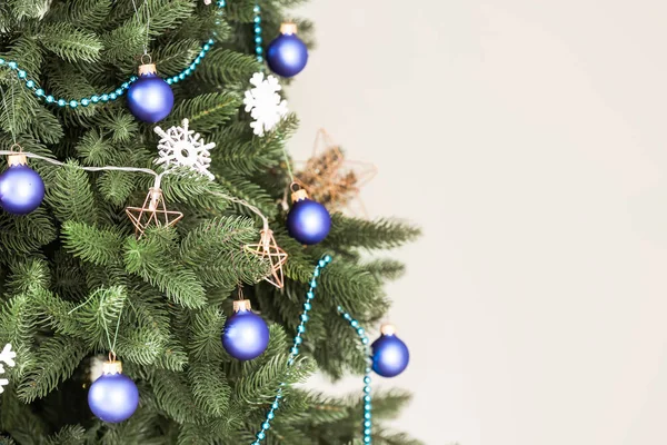 Bellissimo albero di Natale su sfondo a colori, primo piano — Foto Stock