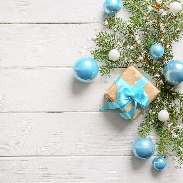 Красива різдвяна композиція з подарунком на білому дерев'яному фоні — стокове фото