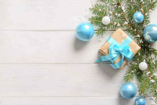 Bella composizione natalizia con regalo su sfondo bianco in legno — Foto Stock