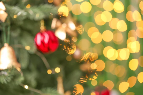 Vista borrosa del hermoso árbol de Navidad, primer plano —  Fotos de Stock