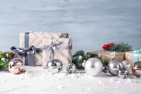 Hermosos regalos de Navidad y decoración en la mesa —  Fotos de Stock