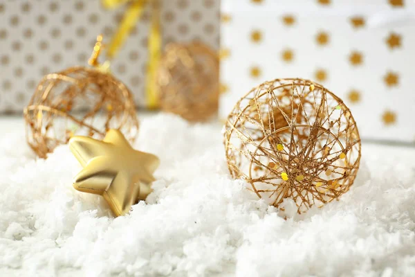 雪の上に美しいクリスマスの装飾 — ストック写真