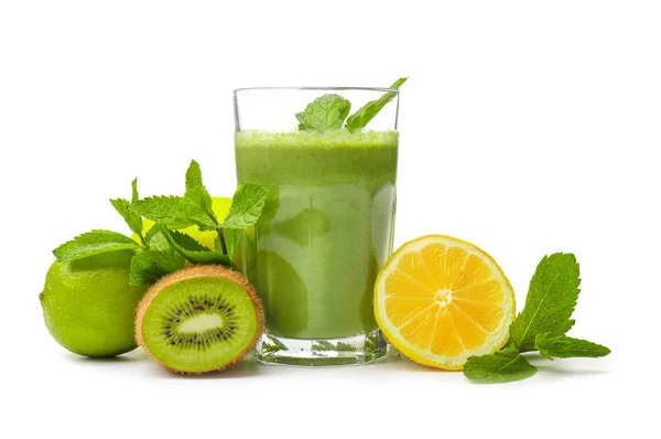 Glas gesunder Smoothie und Zutaten auf weißem Hintergrund — Stockfoto