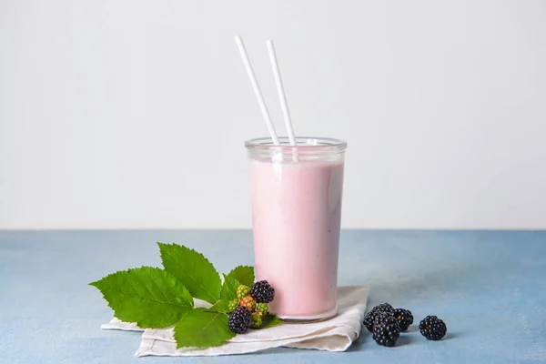 Glass of tasty blackberry smoothie on table — Stock Photo, Image