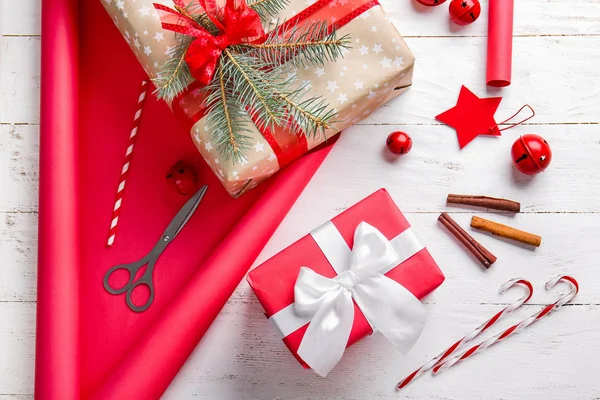 Belle scatole regalo di Natale su sfondo bianco in legno — Foto Stock