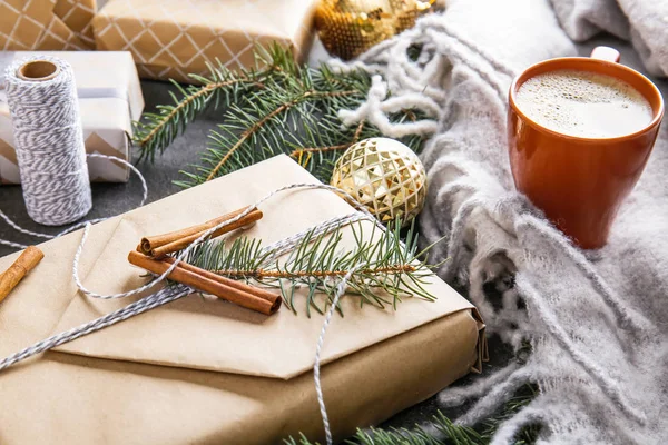 Linda caixa de presente de Natal com xícara de café na mesa — Fotografia de Stock
