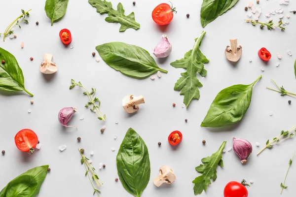 Verse kruiden met groenten, champignons en specerijen op witte achtergrond — Stockfoto