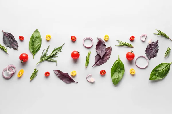 Hierbas frescas con verduras sobre fondo blanco — Foto de Stock