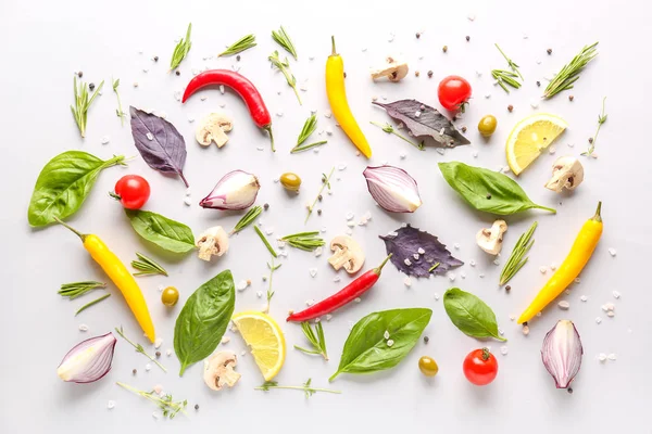 Beyaz arka planda sebze ve baharatlar ile taze otlar