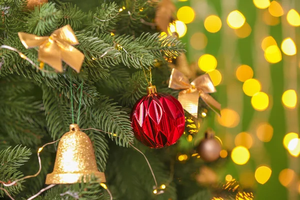 Hermoso árbol de Navidad contra luces desenfocadas, primer plano Imagen de stock
