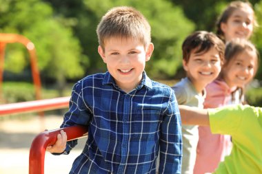 Sevimli küçük çocuklar oyun alanında