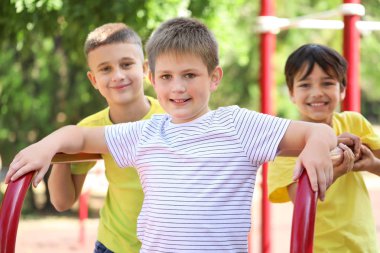 Sevimli küçük çocuklar oyun alanında