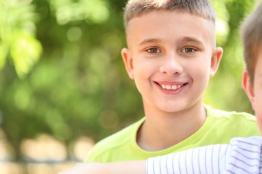 Sevimli küçük çocuk açık havada portresi